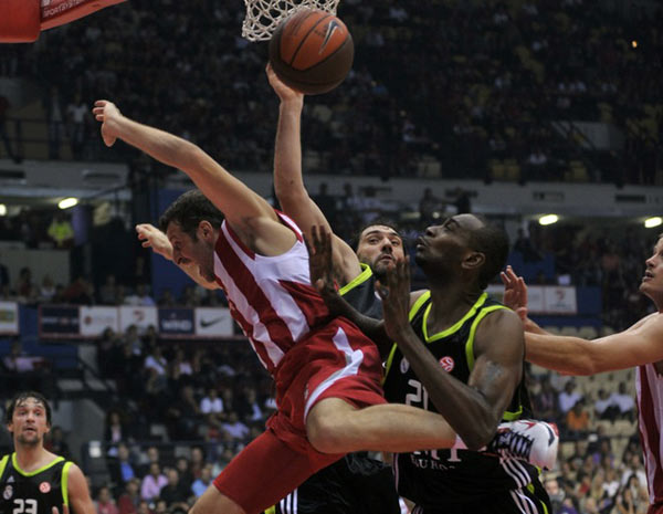 中场核心连续突破防守制造机会（中场大脑连续突击撕开防线造良机）