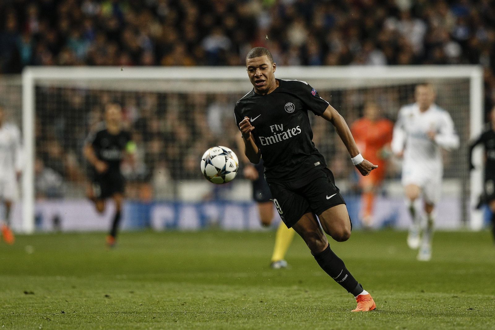 恩里克：法甲和其它联赛一样竞争激烈，球员状态起伏很正常（恩里克：法甲与其他联赛同样激烈，球员状态波动属常态）