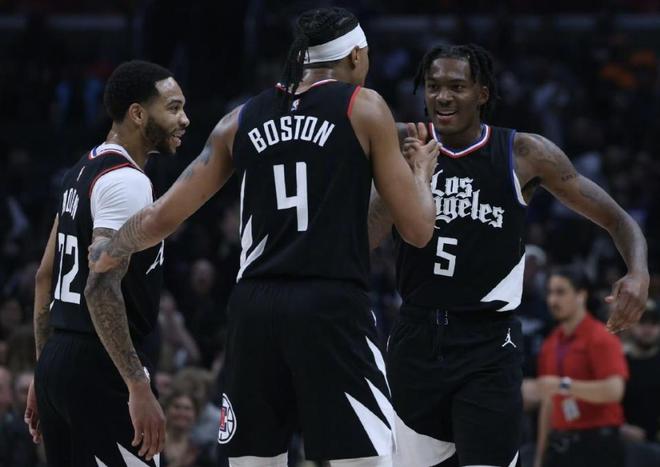 意媒：曼联只想纯租借梅努，球员本人愿意以此方式前往意甲（意媒称曼联仅愿外租梅努，球员同意以租加盟意甲）