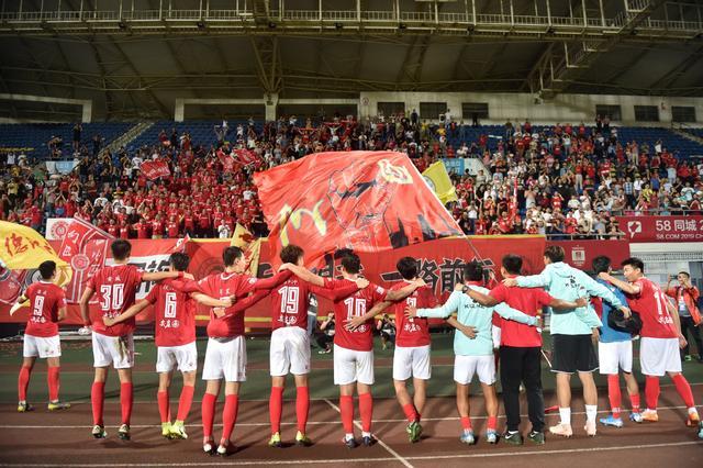 媒体人：邵佳一执教国足后，李昊成为接班颜骏凌的最热门人选（媒体人称：邵佳一执掌国足后，李昊被看好成为颜骏凌的头号接班人）