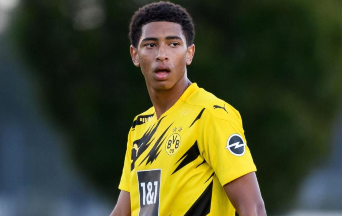 拜仁因球迷燃放烟火被罚，欧冠主场部分看台关闭（因球迷燃放烟花遭处罚，拜仁欧冠主场部分看台被封闭）