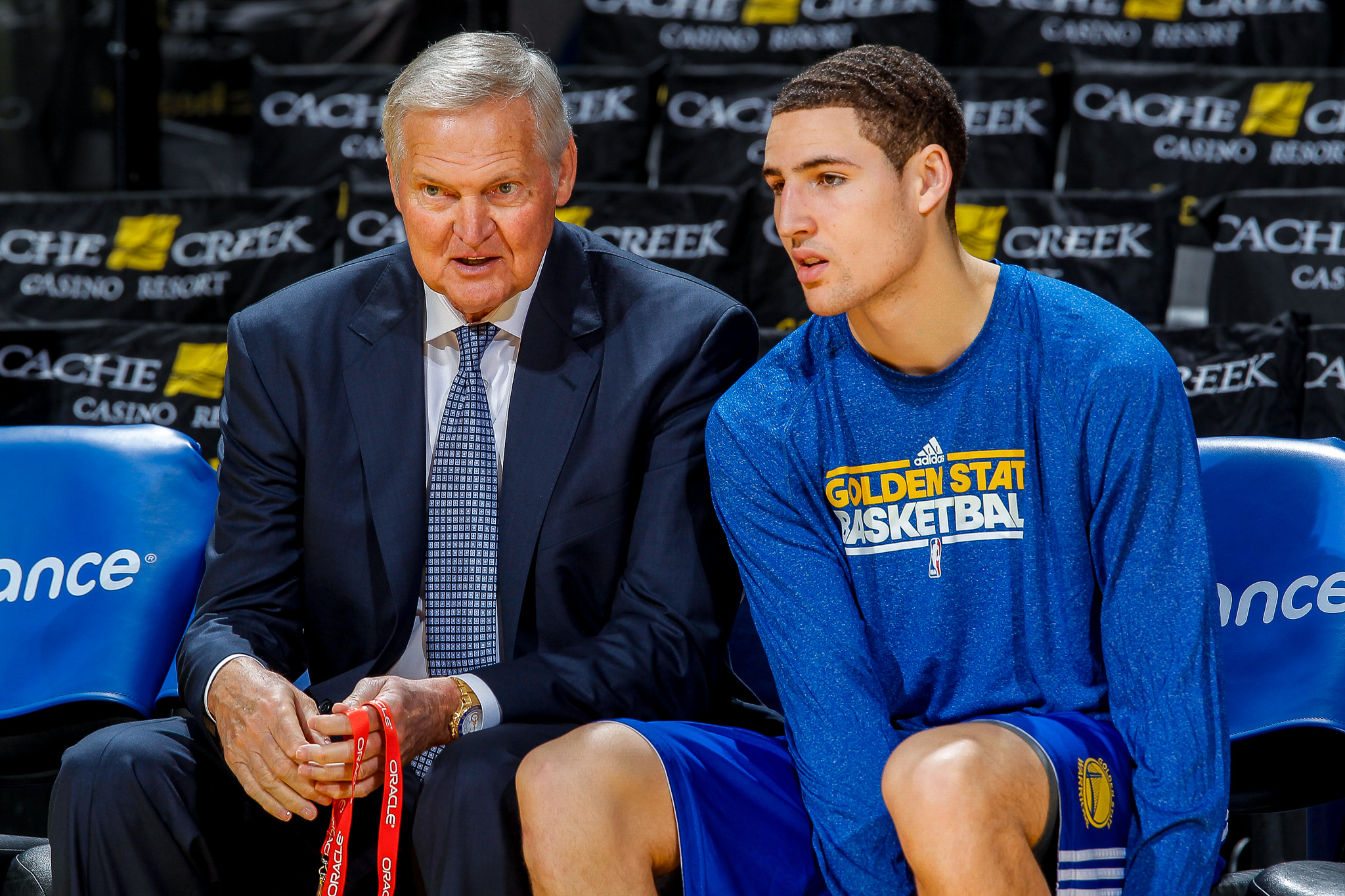 曼晚：不败加冕，阿莫林称曼联已克服了重大的心理障碍（曼晚：以不败姿态登顶，阿莫林称曼联已跨过心理大关）