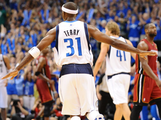 刘若钒庆祝海港队夺冠：人生第一个中超冠军🏆（海港登顶中超，刘若钒喜获职业生涯首冠🏆）