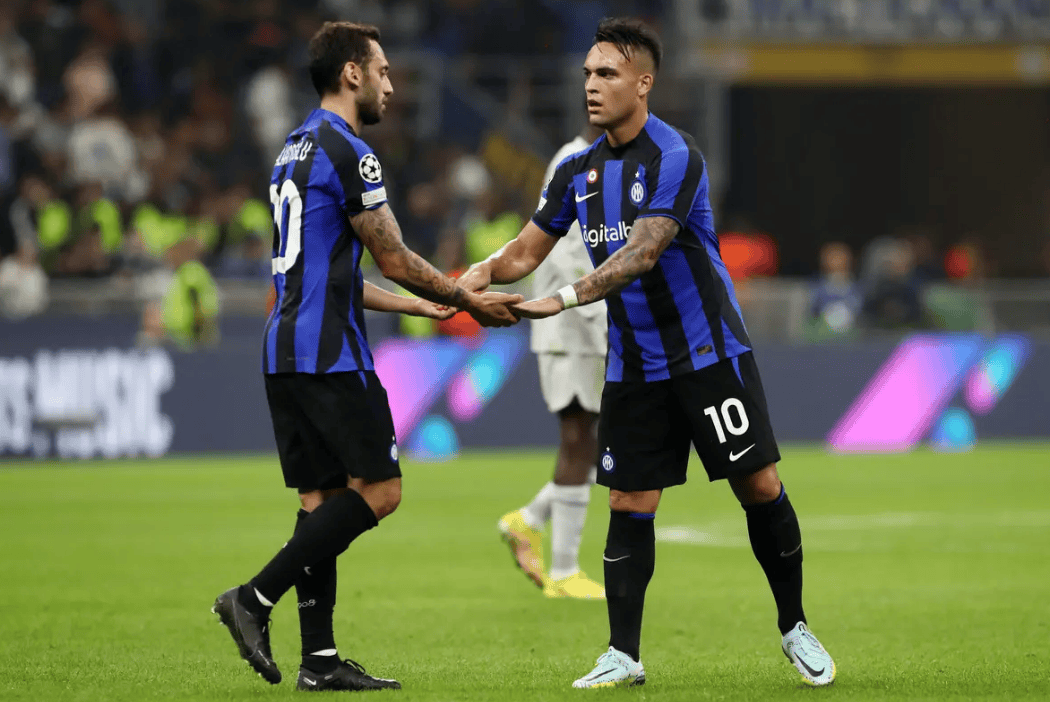 小雷：利物浦第二球犯规了，罗梅罗第一张黄牌是因为对此愤怒（小雷：利物浦第二球应判犯规，罗梅罗因不满吃到首张黄牌）