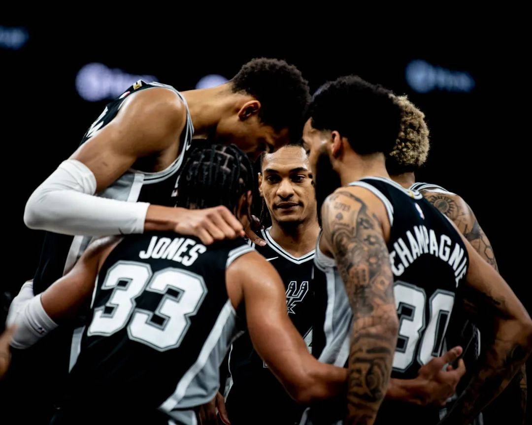 致敬科比：库里圣诞节上脚科比穿过的锐步经典球鞋“黄脚趾”（库里圣诞夜上脚锐步经典“黄脚趾”，向科比致敬）