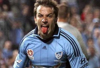 斯基拉：拜仁正与格纳布里商谈续约至2028年，含2029年选项（斯基拉：拜仁与格纳布里就续约进行谈判，合同至2028且含2029年选项）