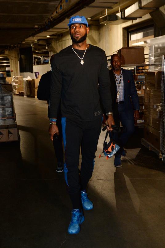 你故意的吧？范戴克防守传中时高举右手导致手球送点（被质疑故意？范戴克防守传中高举右手导致手球判点）