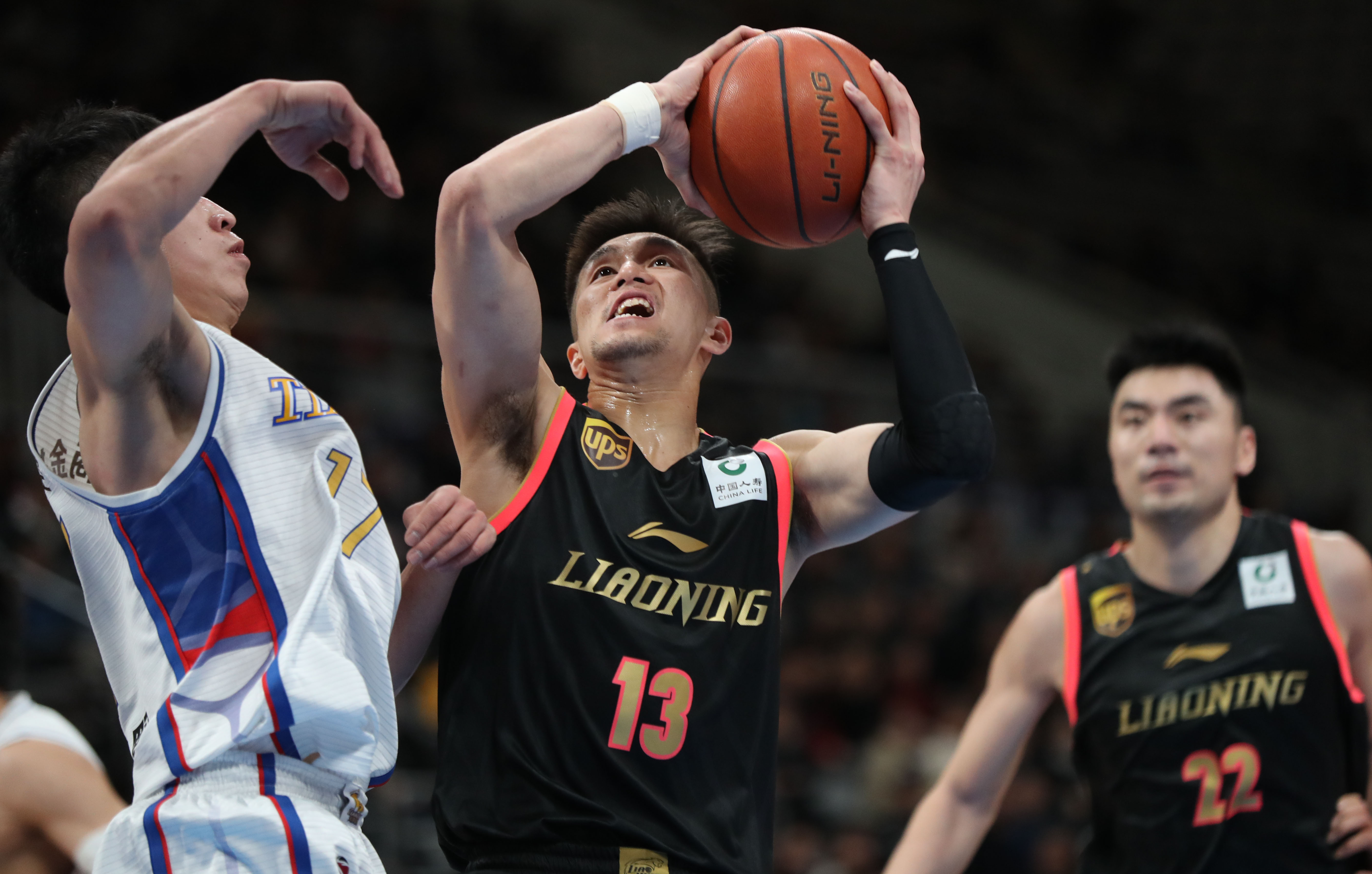 格里马尔多破门，勒沃库森队史第二次欧冠做客英格兰取得领先（格里马尔多建功，勒沃库森队史第二次欧冠英伦客场先拔头筹）