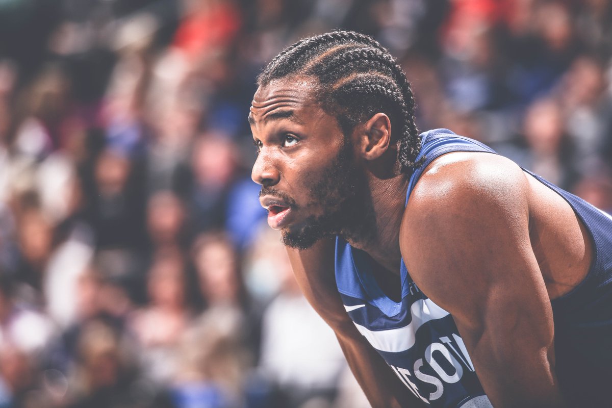 周定洋入围亚冠最佳球员，但因限薪令遭拒，欲重返欧洲或改身份寻求更高薪资。（周定洋入选亚冠最佳候选，受限薪影响谈判受阻，考虑重返欧洲或变更身份以谋更高薪资）