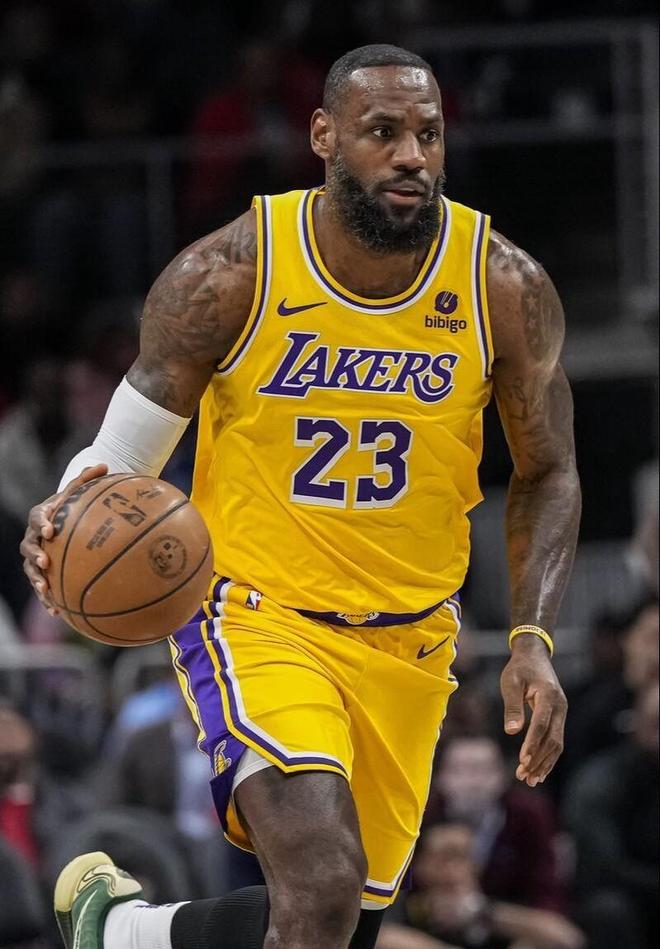 表现全面！威少半场6中4得到8分4篮板8助攻2抢断（全能发挥！威少半场6投4中交出8分4篮板8助攻2抢断）