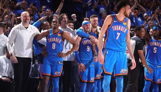 NBA战报：斯潘塞19+7&米切尔29分，勇士99-94击败骑士（勇士99-94险胜骑士：米切尔砍29分，斯潘塞19+7）