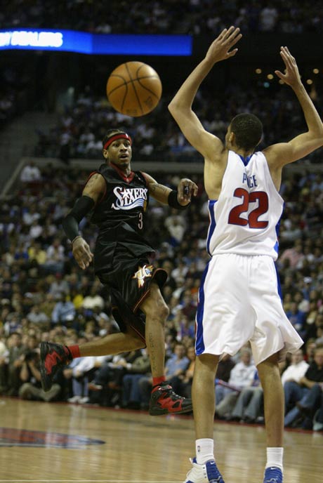 英超半场：西蒙斯蹬踹范戴克染红，十人热刺0-0利物浦（英超半场：西蒙斯蹬踏范戴克被罚下，十人热刺0-0利物浦）