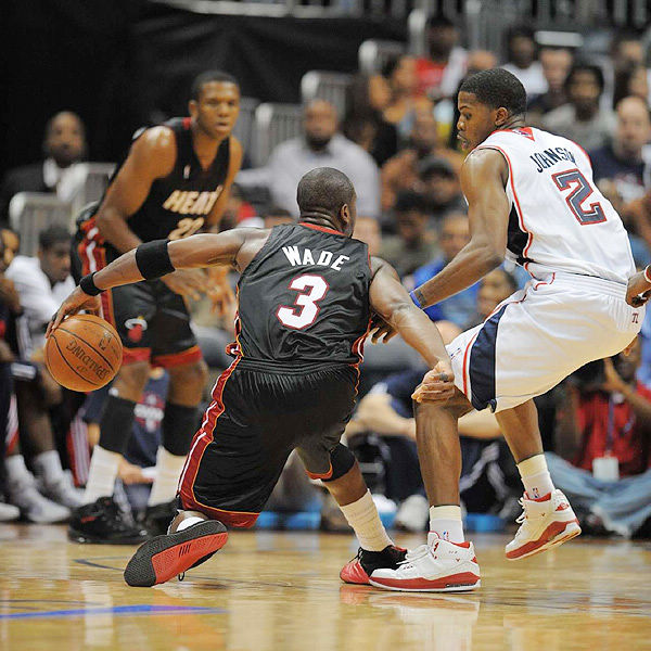 猛龙尼克斯NBA杯赛前上脚亮点纷呈（NBA杯赛前，猛龙与尼克斯球鞋上脚看点十足）