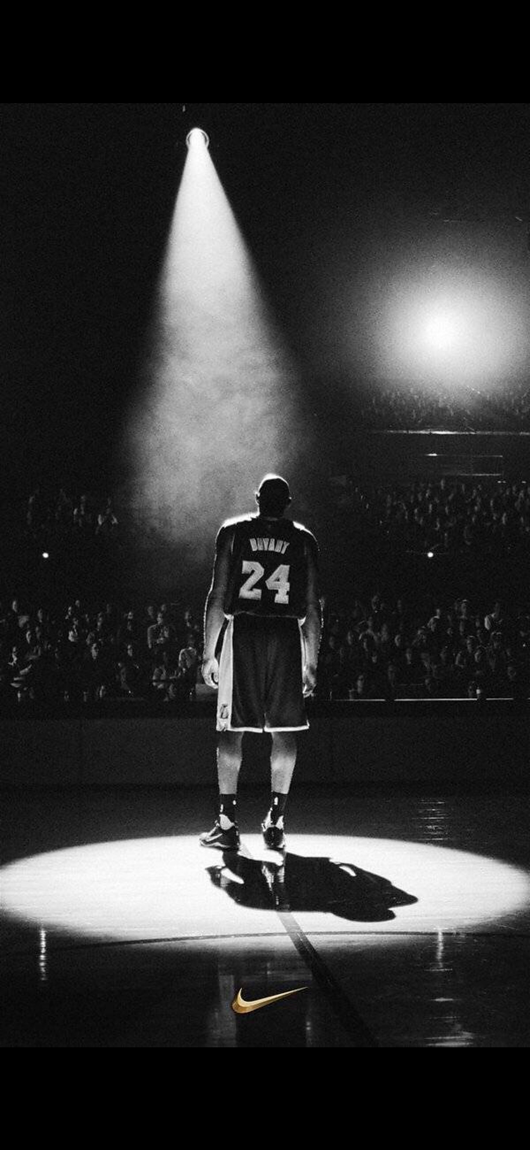 小将赛后拥抱母亲太感人（赛后小将与母亲相拥，场面动人）