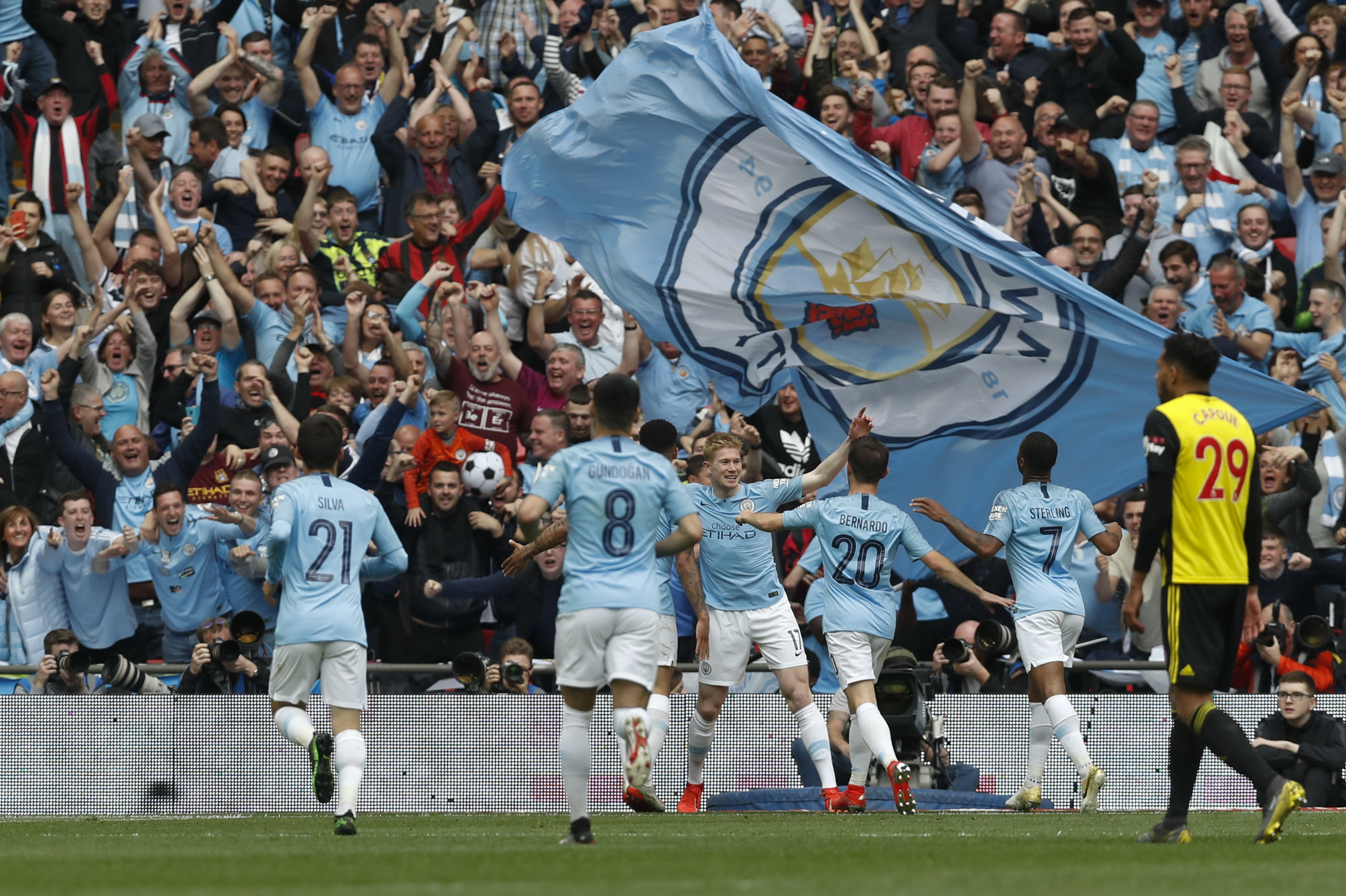 马卡：皇马中场控制力下降，球队传球路线被迫向边路转移（马卡：皇马中场掌控力下滑，出球更多被迫转向两翼）