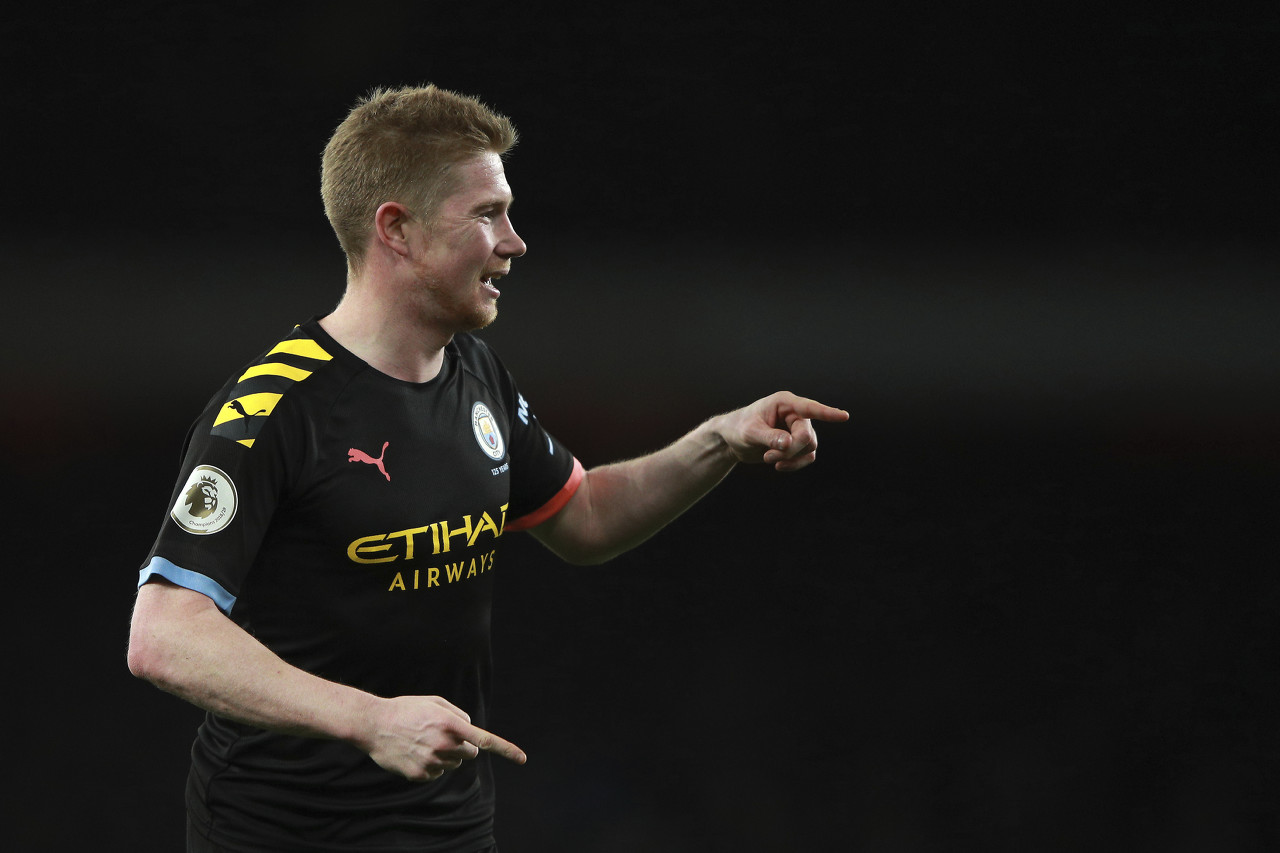 这大坏蛋！海港队庆祝夺冠时，蒋光太扒掉了古斯塔沃的裤子（庆冠夜笑翻场：海港队庆祝时，蒋光太恶作剧拉下古斯塔沃的球裤）