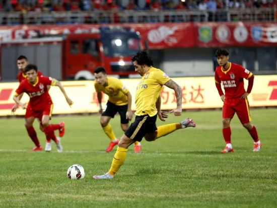 德媒：两名葡体球迷燃放烟火致另一名葡体球迷和一名警官受伤（德媒称两名葡体球迷燃放烟花致一名同队球迷和一名警员受伤）