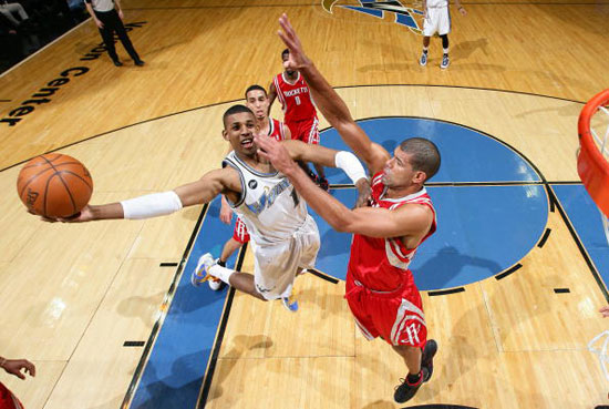 哈登狂砍55分封神！成NBA首位双队史得分王，36岁飙10记三分创多项纪录（哈登36岁轰55分飙10记三分，成NBA首位双队史得分王并刷新多项纪录）