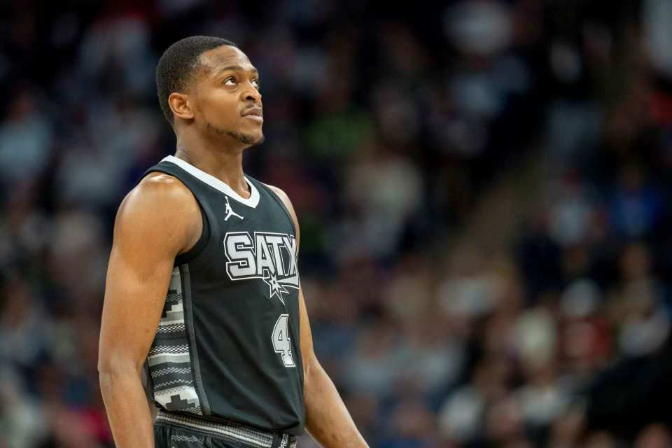 邮报：明年世界杯上下半场中段设强制补水时间，每次三分钟（邮报：明年世界杯将于上下半场中段设三分钟强制补水暂停）