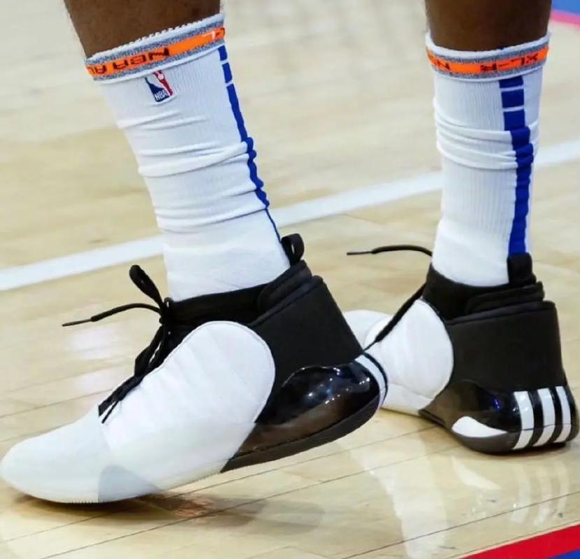 关键！梅尔顿抢断后顶翻加福德防守上篮打成2+0 勇士领先11分（关键时刻！梅尔顿抢断强突顶开加福德上篮拿下两分，勇士领先11分）