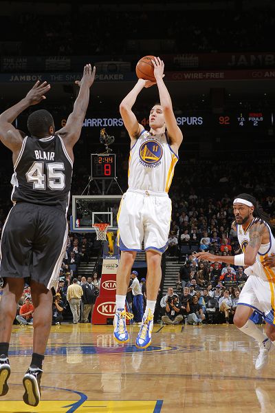 足球国足忙碌备战，训练场加练至夜晚（国足全力备战，训练加练到深夜）