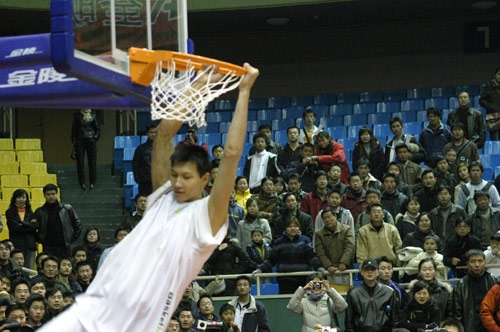 存在感一般！胡金秋&孙铭徽CBA揭幕战合砍18分6板5助（表现不够抢眼，胡金秋和孙铭徽揭幕战合计18分6篮板5助攻）