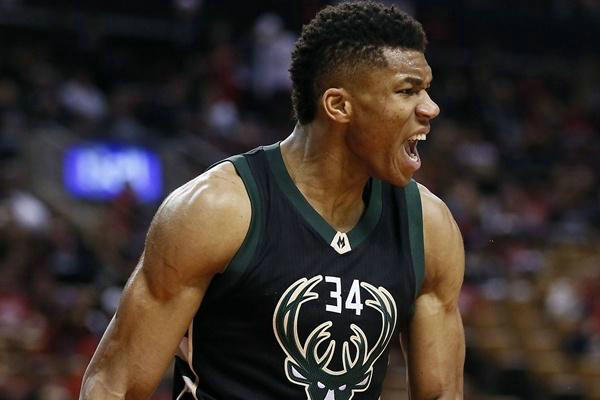 欧文快攻压哨上篮，全场沸腾（欧文末秒快攻上篮引爆全场）